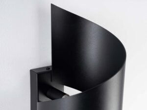 Miniaturka 5 - Detal konstrukcji czarnego kinkietu z metalowym mocowaniem ściennym