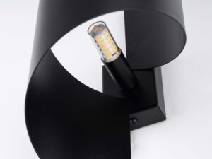 Miniaturka 8 - Zbliżenie na żarówkę LED w czarnym kinkiecie spiralnym