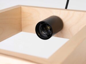 Miniaturka 8 - Czarna oprawka E27 osadzona w drewnianej ramie lampy