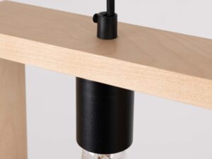 Miniaturka 9 - Detal mocowania czarnej oprawki do drewnianej belki lampy