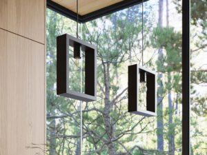 Miniaturka 15 - Czarne lampy wiszące kwadratowe z żarówkami w aranżacji przy oknie