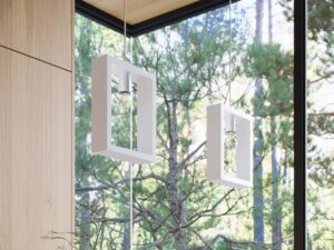 Miniaturka 16 - Dwie lampy wiszące białe z metalową ramą i żarówkami dekoracyjnymi