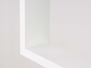 Miniaturka 8 - Narożnik białej metalowej ramy lampy wiszącej w detalu