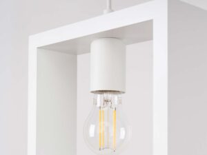 Miniaturka 4 - Detal żarówki filamentowej w białej oprawie lampy wiszącej
