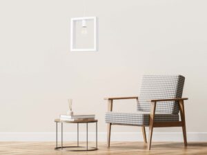 Miniaturka 12 - Biała lampa z kwadratową ramą w aranżacji salonu z fotelem