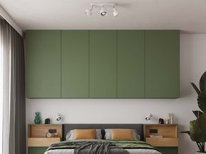 Miniaturka 11 - Białe kinkiety i lampa sufitowa w aranżacji nowoczesnej sypialni