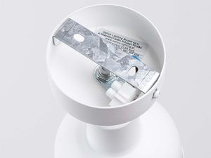 Miniaturka 7 - Wnętrze kinkietu z widocznym mocowaniem i kostką elektryczną