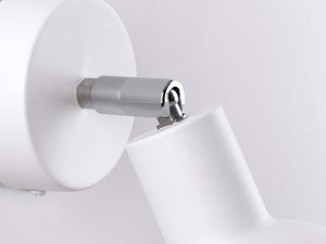 Miniaturka 6 - Detal przegubu białego kinkietu z chromowanym mechanizmem regulacji