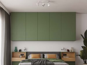 Miniaturka 13 - Plafon trójpunktowy biały matowy w aranżacji nowoczesnej sypialni z zielonymi szafkami