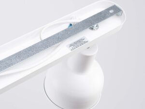 Miniaturka 6 - Detal wnętrza białego klosza dzwonkowego plafonu z gniazdem E27 zbliżenie