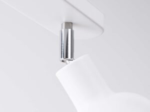 Miniaturka 10 - Detal białego klosza dzwonkowego plafonu z widoczną żarówką zbliżenie