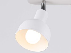 Miniaturka 4 - Detal białego klosza dzwonkowego plafonu świecącego ciepłym światłem zbliżenie