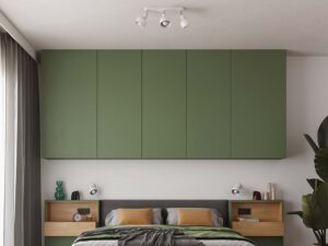 Miniaturka 13 - Plafon trójpunktowy biały matowy w aranżacji nowoczesnej sypialni z zielonymi szafkami