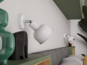 Miniaturka 14 - Kinkiet biały matowy z kloszem dzwonkowym w aranżacji sypialni przy łóżku