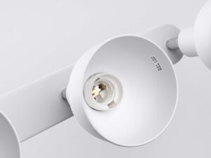 Miniaturka 6 - Detal białego klosza dzwonkowego plafonu z chromowanym ramieniem zbliżenie