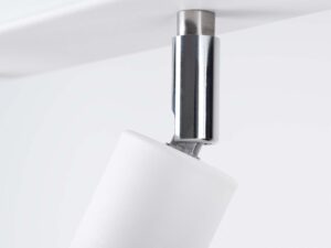 Miniaturka 9 - Detal białego klosza dzwonkowego plafonu świecącego ciepłym światłem zbliżenie