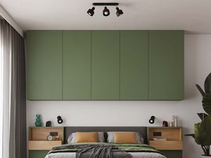 Miniaturka 11 - Sypialnia z zieloną szafą i szarym łóżkiem z drewnianymi stolikami nocnymi