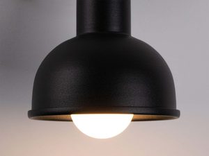 Miniaturka 4 - Detal czarnego klosza kinkietu z ciepłym światłem żarówki