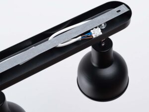 Miniaturka 7 - Wnętrze owalnej czarnej podstawy plafonu dwupunktowego z okablowaniem