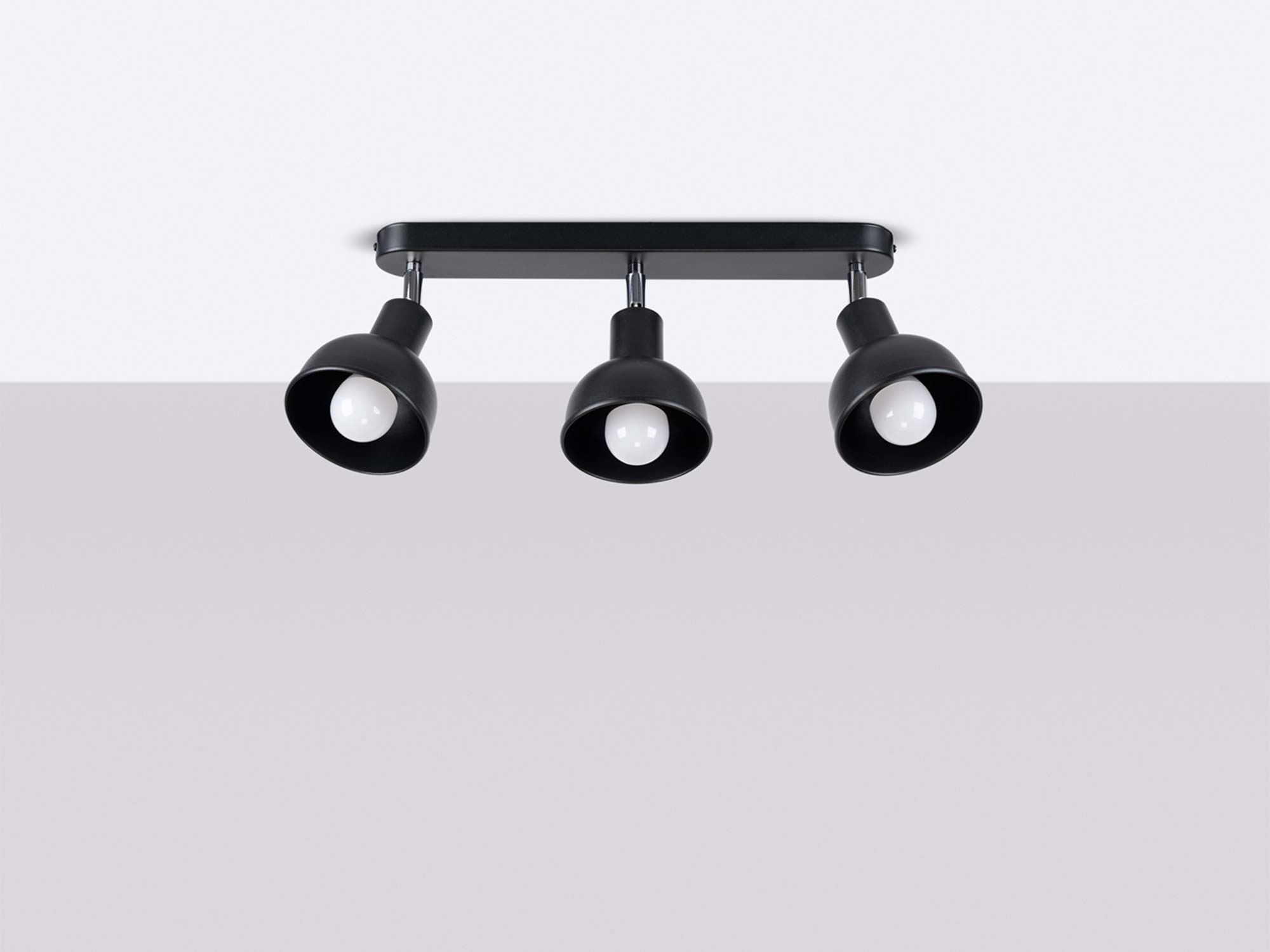 Plafon trójpunktowy czarny matowy z kloszami dzwonkowymi w aranżacji sufitu Plafon trójpunktowy czarny matowy z kloszami dzwonkowymi w aranżacji sufitu