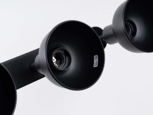 Miniaturka 8 - Detal połączenia chromowanego ramienia z czarnym kloszem dzwonkowym plafonu zbliżenie