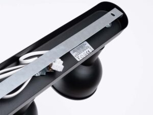 Miniaturka 9 - Detal czarnego klosza dzwonkowego plafonu z chromowanym ramieniem zbliżenie