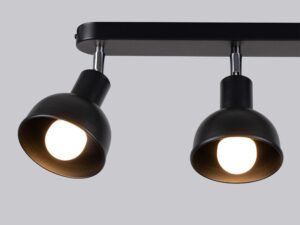 Miniaturka 4 - Detal czarnego klosza dzwonkowego plafonu z widoczną żarówką zbliżenie