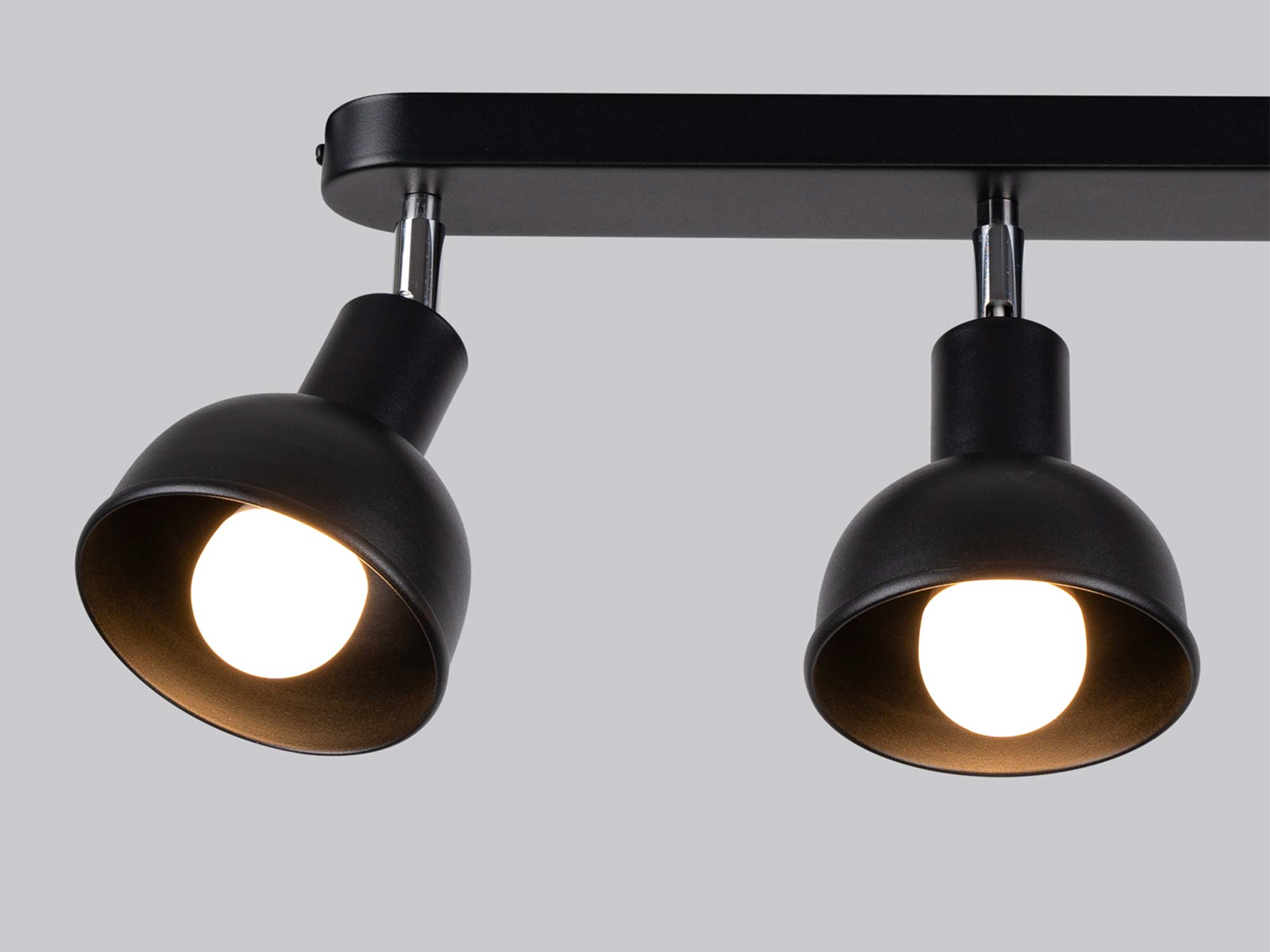 Detal czarnego klosza dzwonkowego plafonu z widoczną żarówką zbliżenie Detal czarnego klosza dzwonkowego plafonu z widoczną żarówką zbliżenie