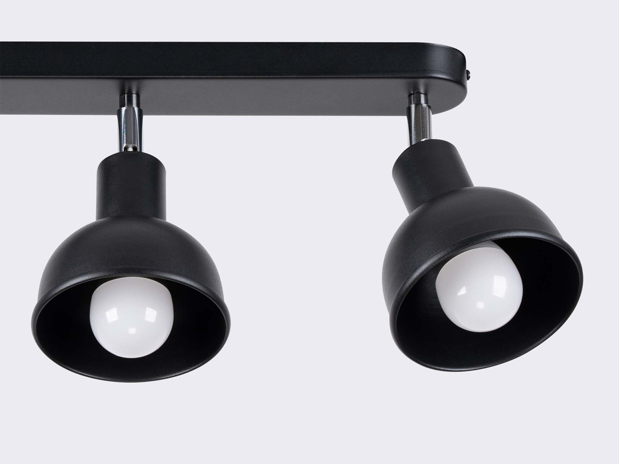 Detal czarnego klosza dzwonkowego plafonu świecącego ciepłym światłem zbliżenie Detal czarnego klosza dzwonkowego plafonu świecącego ciepłym światłem zbliżenie