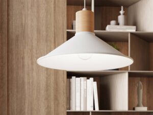 Miniaturka 16 - Biała lampa wisząca z drewnianym elementem w aranżacji przy regale