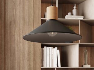Miniaturka 17 - Czarna lampa wisząca z drewnianym elementem w aranżacji przy regale