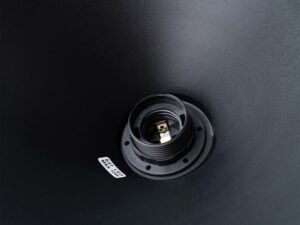 Miniaturka 12 - Gniazdo żarówki E27 wewnątrz czarnego metalowego klosza lampy