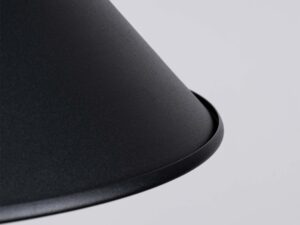 Miniaturka 7 - Krawędź czarnego stożkowego klosza z matową fakturą metalu