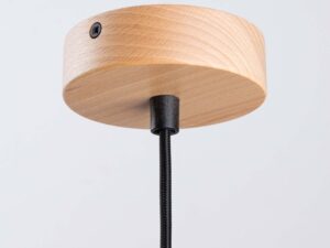 Miniaturka 10 - Drewniana podsufitka lampy wiszącej z widocznym usłojeniem i czarnym kablem