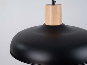 Miniaturka 7 - Połączenie drewnianego elementu z czarnym metalowym kloszem lampy