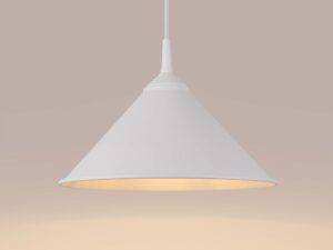 Miniaturka 5 - Biała lampa wisząca ze stożkowym kloszem ze świecącą żarówką zbliżenie