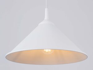 Miniaturka 6 - Lampa wisząca biała metalowa ze świecącą żarówką zbliżenie na klosz