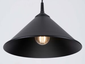 Miniaturka 5 - Lampa wisząca czarna ze stożkowym kloszem ze świecącą żarówką zbliżenie