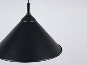 Miniaturka 7 - Detal stożkowego klosza lampy wiszącej czarnej metalowej
