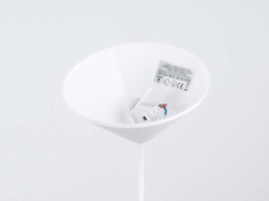 Miniaturka 12 - Wnętrze stożkowej podsufitki białej lampy wiszącej z kostką elektryczną