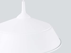 Miniaturka 8 - Detal klosza lampy wiszącej białej metalowej zbliżenie