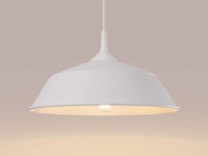 Miniaturka 6 - Lampa wisząca biała metalowa ze świecącą żarówką zbliżenie na klosz