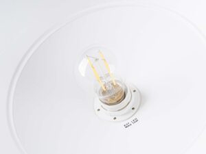 Miniaturka 11 - Wnętrze klosza białej lampy z żarówką LED filamentową zbliżenie