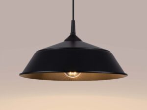Miniaturka 4 - Czarna lampa wisząca metalowa ze świecącą żarówką zbliżenie