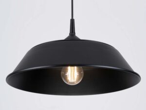 Miniaturka 7 - Czarna lampa wisząca metalowa ze świecącą żarówką zbliżenie na klosz