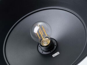 Miniaturka 12 - Wnętrze klosza lampy wiszącej czarnej z żarówką LED filamentową