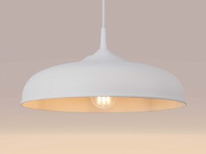 Miniaturka 4 - Lampa wisząca biała metalowa ze świecącą żarówką zbliżenie