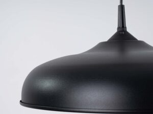 Miniaturka 7 - Czarny klosz lampy wiszącej metalowej zbliżenie na fakturę