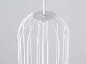 Miniaturka 8 - Detal górnej części metalowej klatki lampy wiszącej białej zbliżenie