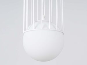 Miniaturka 7 - Detal szklanej kuli lampy wiszącej z białą klatką metalową zbliżenie